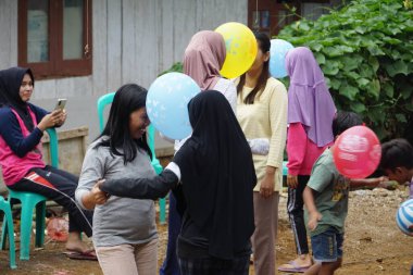 Endonezya 'nın 77' nci bağımsızlık gününü kutlamak için kafa kullanarak topu tutan yarış.