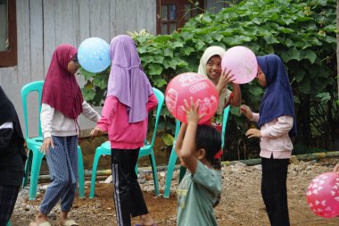 Endonezya 'nın 77' nci bağımsızlık gününü kutlamak için kafa kullanarak topu tutan yarış.