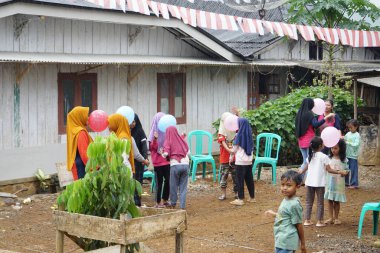 Endonezya 'nın 77' nci bağımsızlık gününü kutlamak için kafa kullanarak topu tutan yarış.