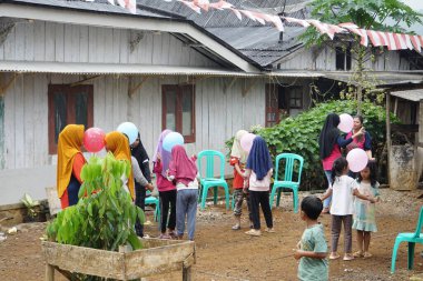 Endonezya 'nın 77' nci bağımsızlık gününü kutlamak için kafa kullanarak topu tutan yarış.