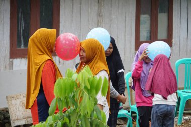 Endonezya 'nın 77' nci bağımsızlık gününü kutlamak için kafa kullanarak topu tutan yarış.