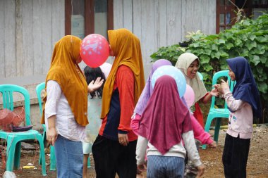 Endonezya 'nın 77' nci bağımsızlık gününü kutlamak için kafa kullanarak topu tutan yarış.