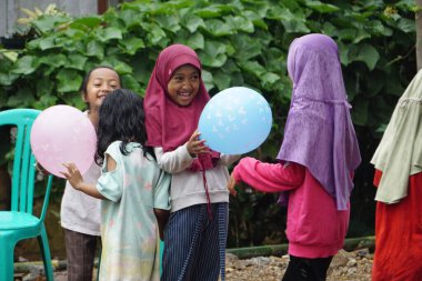 Endonezya 'nın 77' nci bağımsızlık gününü kutlamak için kafa kullanarak topu tutan yarış.