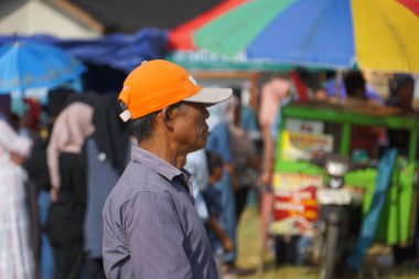 77. Endonezya Bağımsızlık Günü 'nün anısına bir adam karnavalı izliyor.