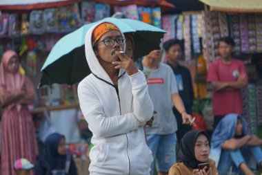 77. Endonezya Bağımsızlık Günü 'nün anısına bir adam karnavalı izliyor.