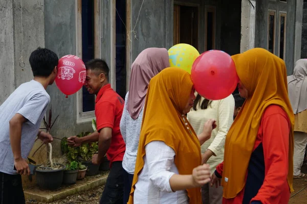インドネシア独立77周年を祝うために 頭を使ってボールを握るレース — ストック写真