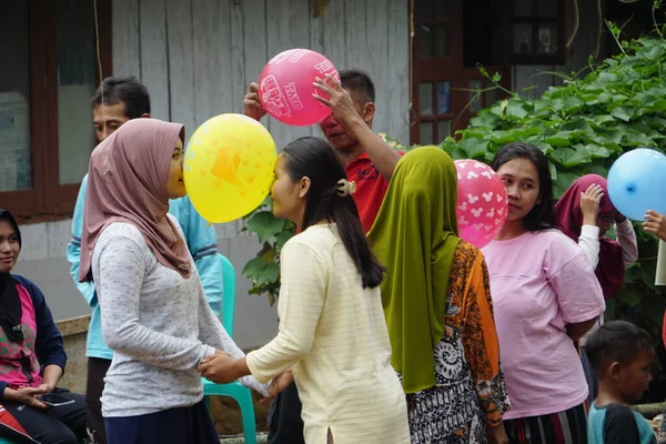 インドネシア独立77周年を祝うために 頭を使ってボールを握るレース — ストック写真