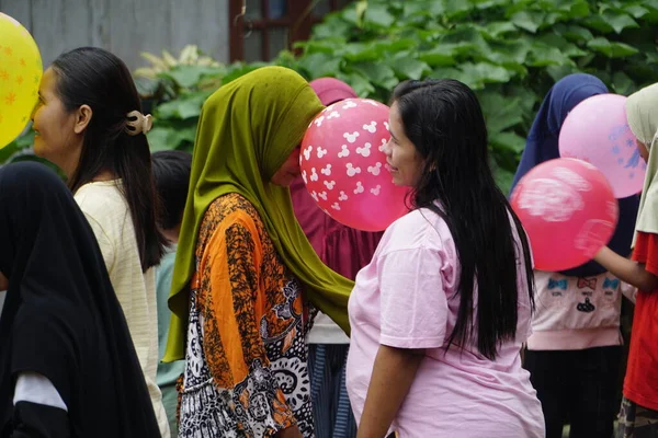 Endonezya 'nın 77' nci bağımsızlık gününü kutlamak için kafa kullanarak topu tutan yarış.