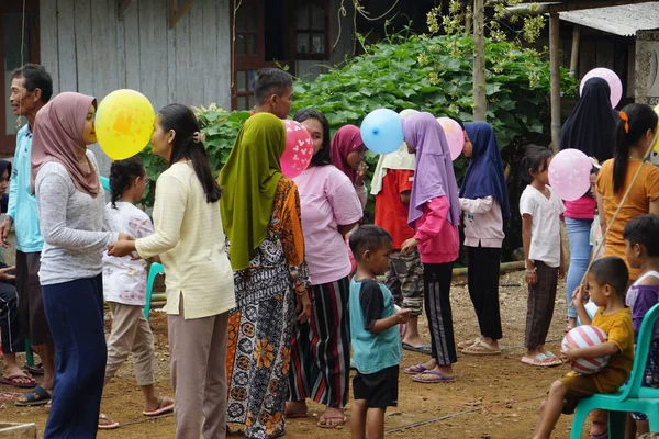 Endonezya 'nın 77' nci bağımsızlık gününü kutlamak için kafa kullanarak topu tutan yarış.