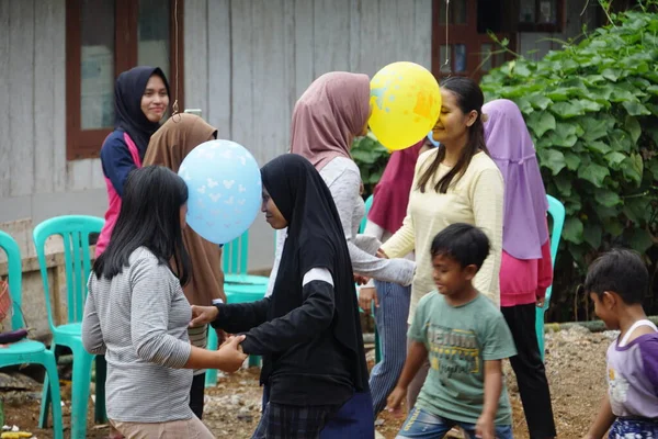 Endonezya 'nın 77' nci bağımsızlık gününü kutlamak için kafa kullanarak topu tutan yarış.