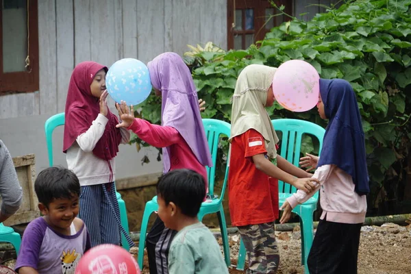 Endonezya 'nın 77' nci bağımsızlık gününü kutlamak için kafa kullanarak topu tutan yarış.