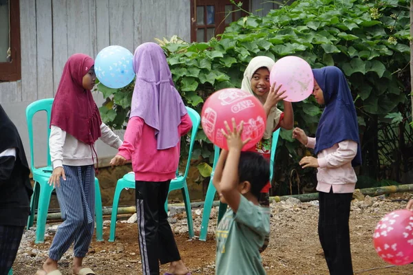 Endonezya 'nın 77' nci bağımsızlık gününü kutlamak için kafa kullanarak topu tutan yarış.