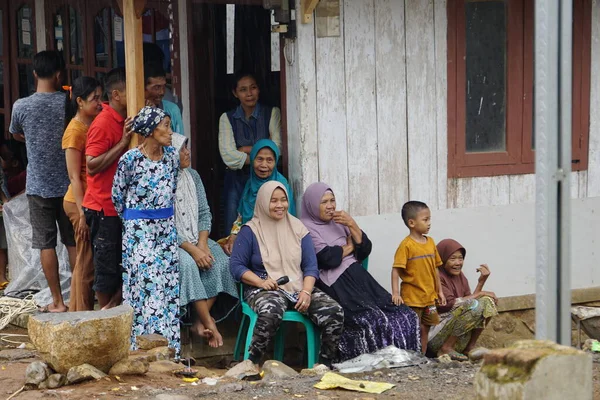 Seyirciler, Endonezya 'nın 77. bağımsızlık gününü kutlamak için yarışmayı izliyor.