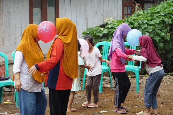 Endonezya 'nın 77' nci bağımsızlık gününü kutlamak için kafa kullanarak topu tutan yarış.