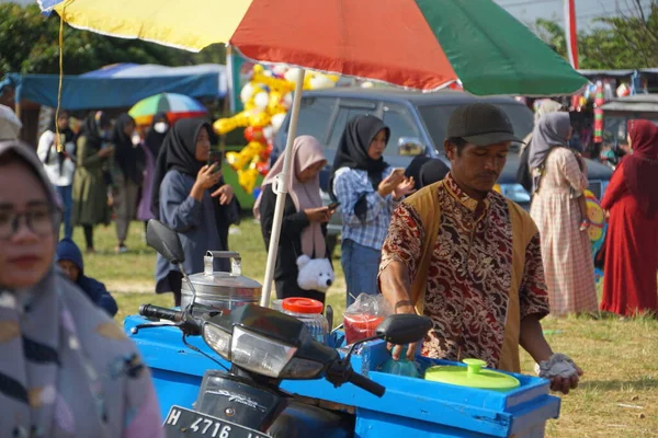 Menjual Krim Tengah Tengah Perayaan Hari Kemerdekaan Indonesia — Stok Foto