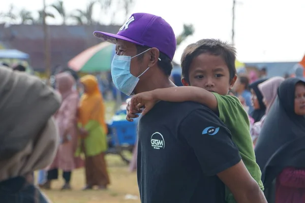Чоловік Тримає Дитину Спостерігає Карнавалом Честь Дня Незалежності Індонезії — стокове фото