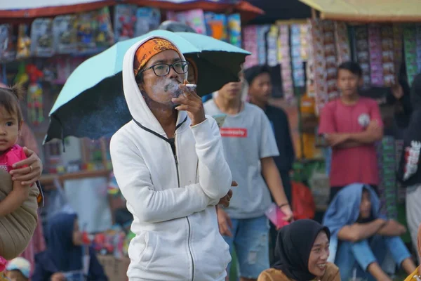 Endonezya Bağımsızlık Günü Nün Anısına Bir Adam Karnavalı Izliyor — Stok fotoğraf
