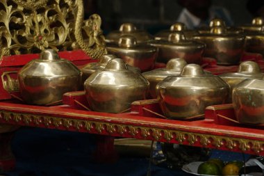 Cava geleneksel müzik enstrümanları genellikle dans veya kukla gösterilerinde çalınır, bu müzik enstrümanına kenong denir.