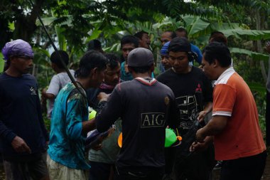 77. Endonezya Bağımsızlık Günü 'nü kutlamak için gökyüzü bulutluyken Areca tırmanışı yarışması