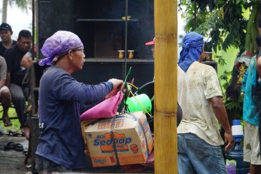 77. Endonezya Bağımsızlık Günü 'nü kutlamak için gökyüzü bulutluyken Areca tırmanışı yarışması