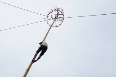 77. Endonezya Bağımsızlık Günü 'nü kutlamak için gökyüzü bulutluyken Areca tırmanışı yarışması