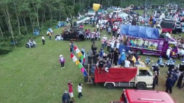 77. Endonezya Bağımsızlık Günü 'nün anısına düzenlenen karnaval hazırlıklarının tepesinden manzara.