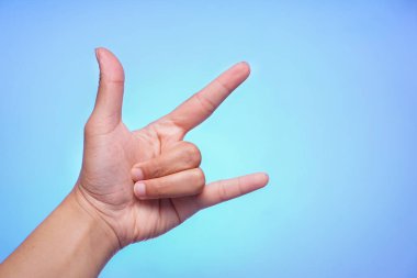 Mavi arkaplanda tek bir el var.