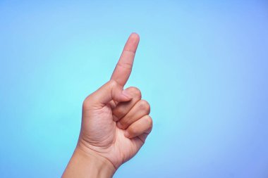 Mavi arkaplanda tek bir el var.