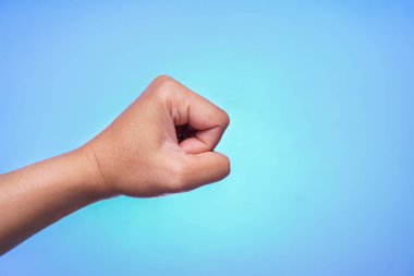 Mavi arkaplanda tek bir el var.