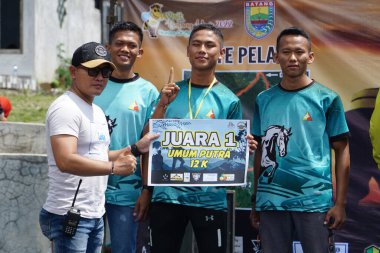 Yarışma komitesi kazananlara ödül veriyor.