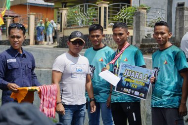 Yarışma komitesi kazananlara ödül veriyor.