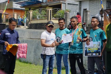 Yarışma komitesi kazananlara ödül veriyor.