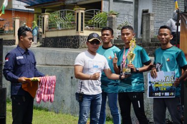 Yarışma komitesi kazananlara ödül veriyor.