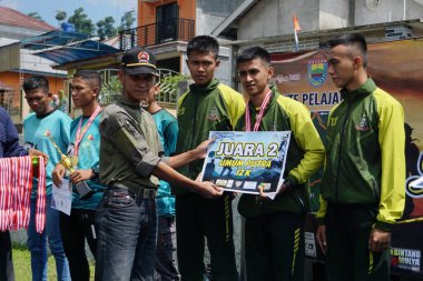 Yarışma komitesi kazananlara ödül veriyor.