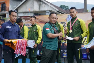 Yarışma komitesi kazananlara ödül veriyor.