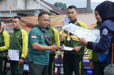 Yarışma komitesi kazananlara ödül veriyor.