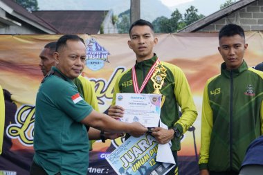 Yarışma komitesi kazananlara ödül veriyor.