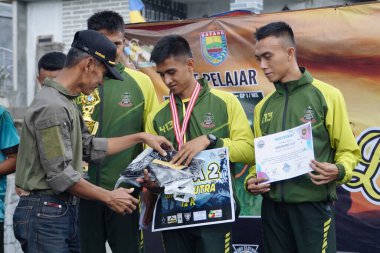 Yarışma komitesi kazananlara ödül veriyor.