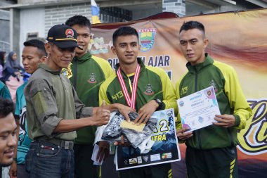 Yarışma komitesi kazananlara ödül veriyor.