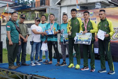 Yarışma komitesi kazananlara ödül veriyor.