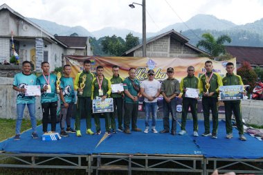 Yarışma komitesi kazananlara ödül veriyor.