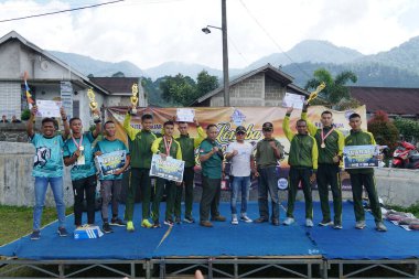 Yarışma komitesi kazananlara ödül veriyor.