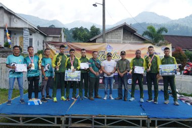 Yarışma komitesi kazananlara ödül veriyor.