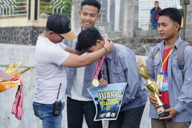 Yarışma komitesi kazananlara ödül veriyor.