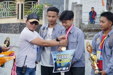 Yarışma komitesi kazananlara ödül veriyor.