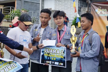 Yarışma komitesi kazananlara ödül veriyor.