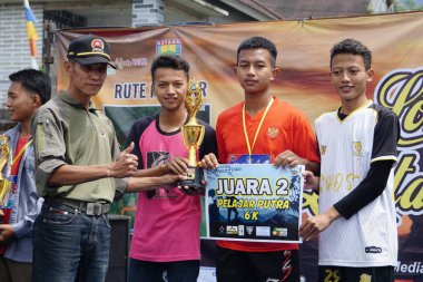 Yarışma komitesi kazananlara ödül veriyor.