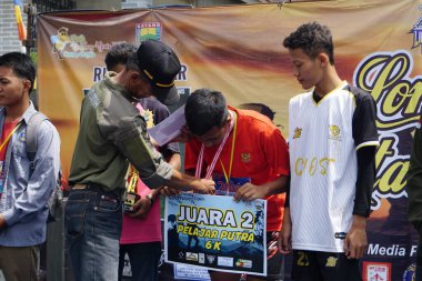 Yarışma komitesi kazananlara ödül veriyor.