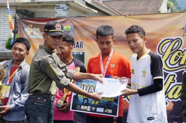 Yarışma komitesi kazananlara ödül veriyor.