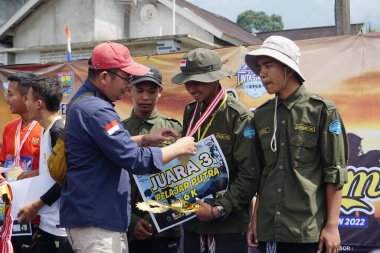 Yarışma komitesi kazananlara ödül veriyor.